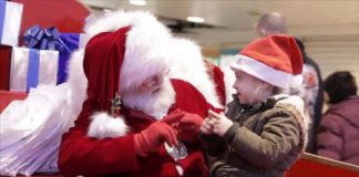 Papai Noel surpreende menina surda e fala com ela na língua de sinais. Assista ao vídeo!