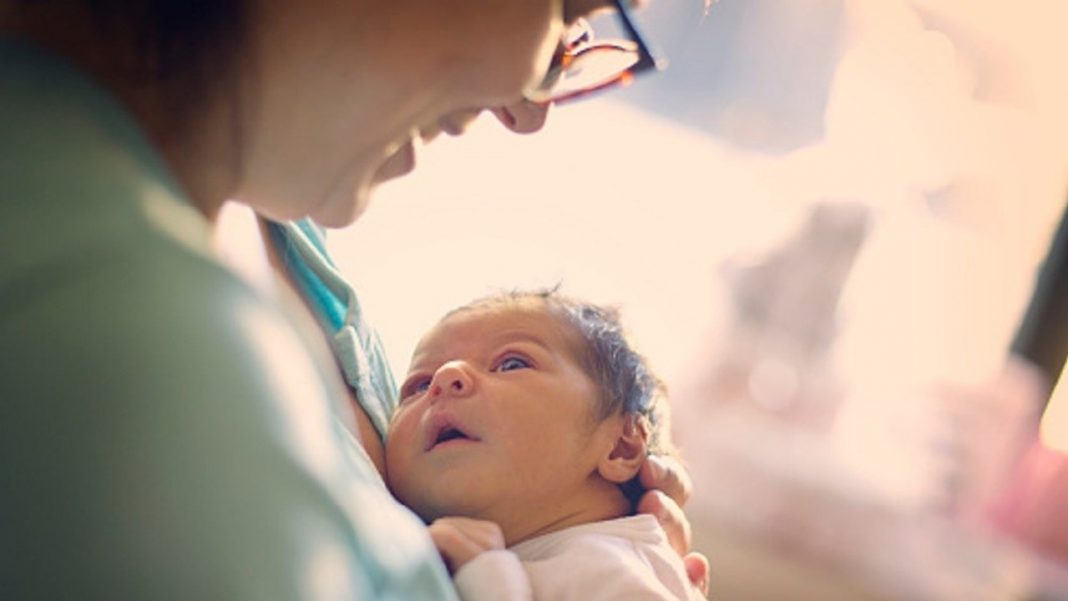 Hospital nos EUA, solicita voluntários para abraçar bebês