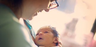 Hospital nos EUA, solicita voluntários para abraçar bebês