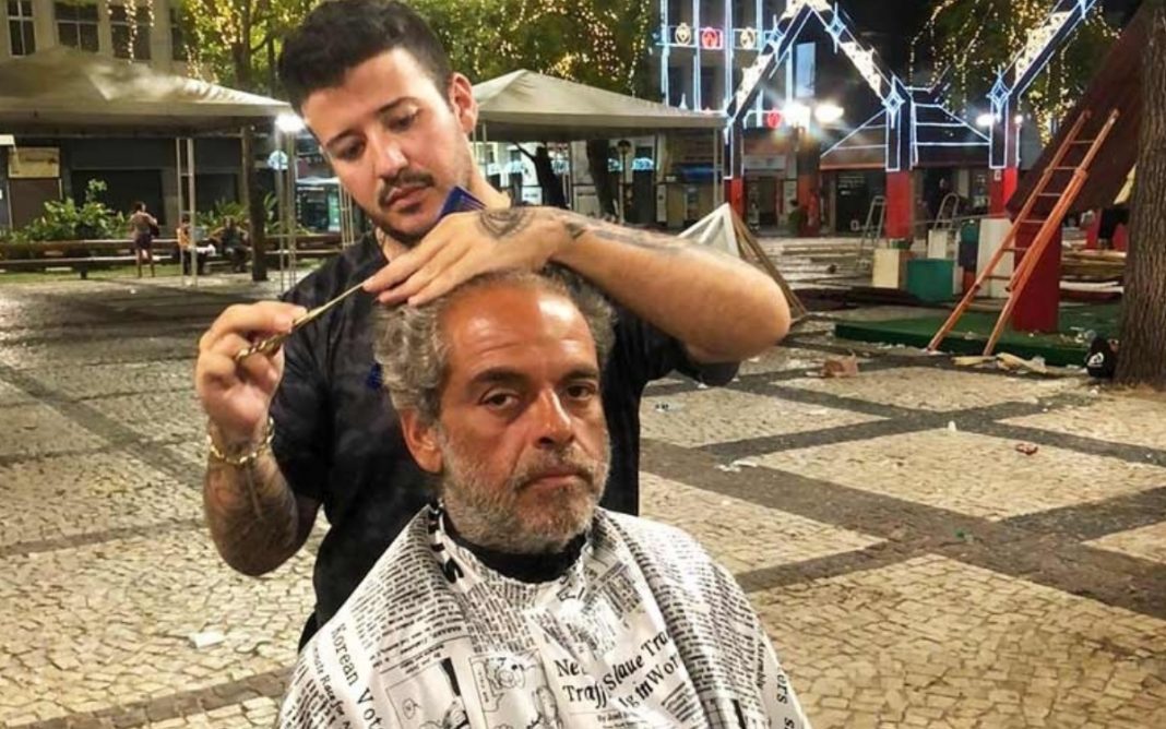 Barbeiro embeleza moradores de rua para o Natal em Fortaleza