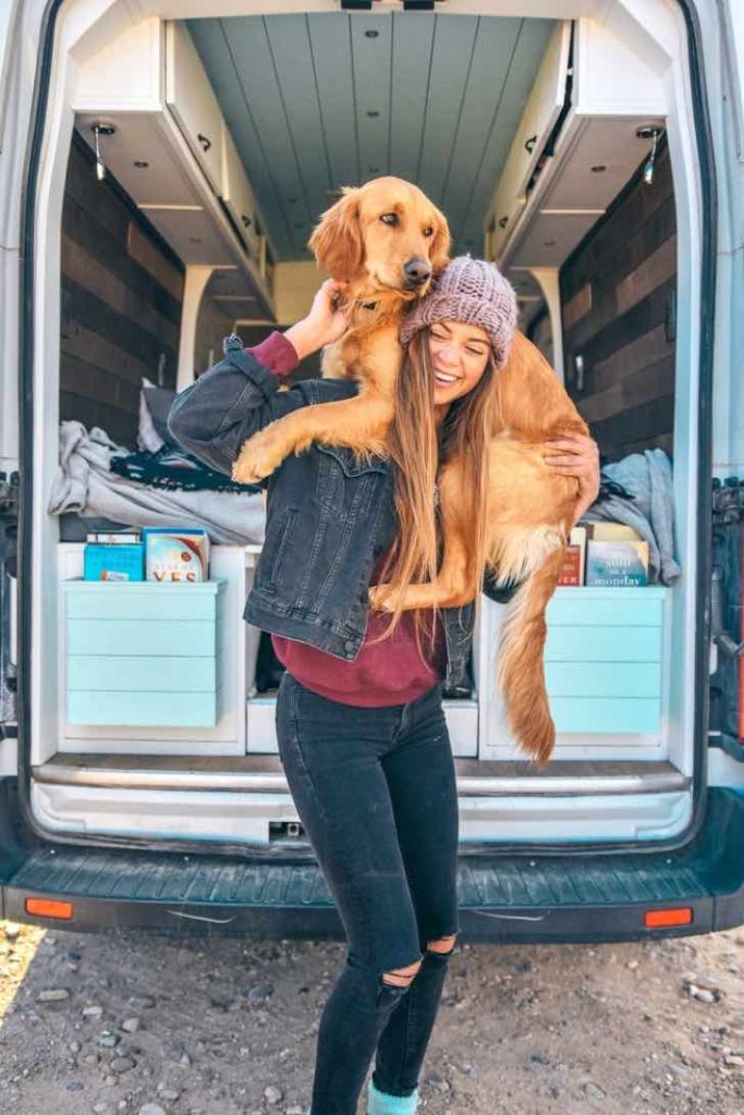 sabervivermais.com - Ela terminou um noivado e deixou trabalho para viajar com sua cadela em uma van