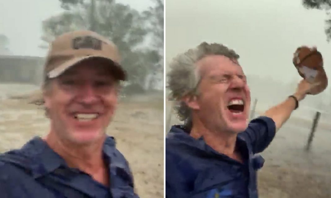 Agricultor na Austrália comemora a grande chegada da chuva que caiu no país