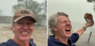 Agricultor na Austrália comemora a grande chegada da chuva que caiu no país