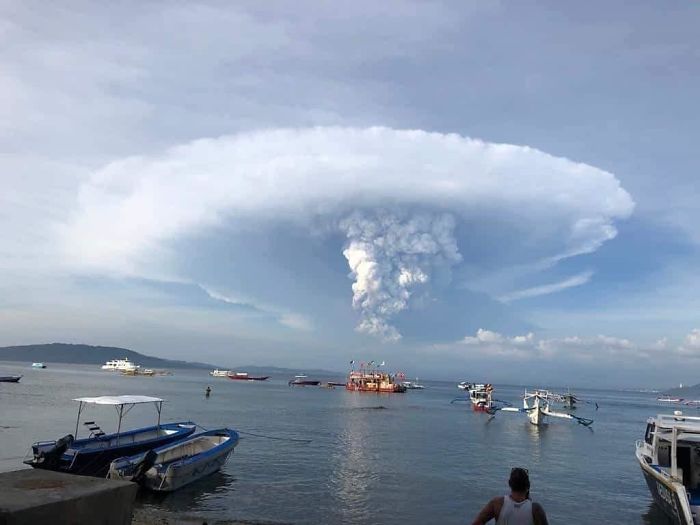 sabervivermais.com - 15 fotos que mostram o poder aterrador do vulcão Taa, que entrou em erupção nas Filipinas