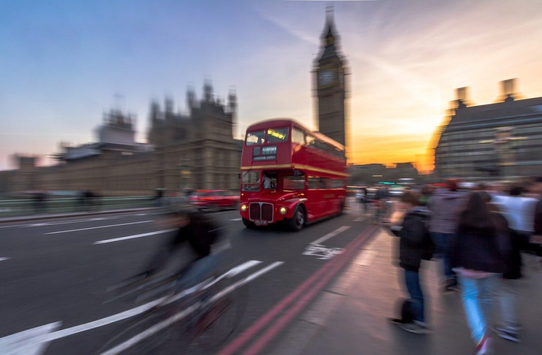 Imigrante dorme por 21 anos em ônibus de Londres, após pedido de asilo ser rejeitado