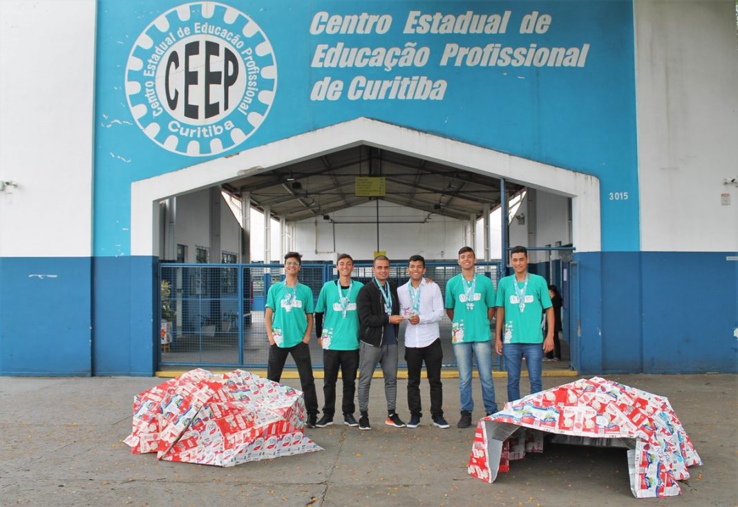 Estudantes criam um abrigo móvel feito com caixas de leite para moradores em situação de rua