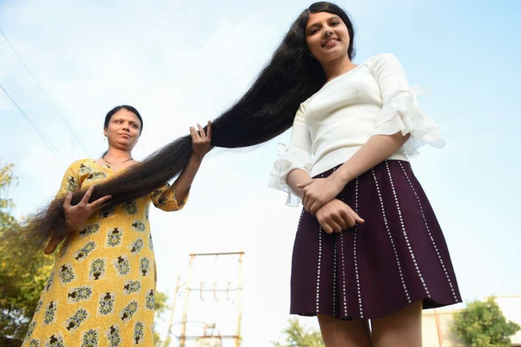 Com o maior cabelo do mundo, adolescente diz levar até uma hora para pentear os cabelos