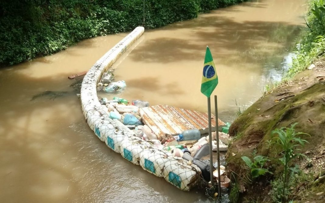Morador cria uma ecobarreira caseira e retira do rio mais de 5 toneladas de lixo