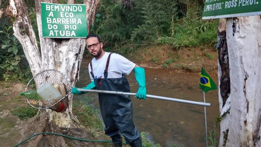 sabervivermais.com - Morador cria uma ecobarreira caseira e retira do rio mais de 5 toneladas de lixo