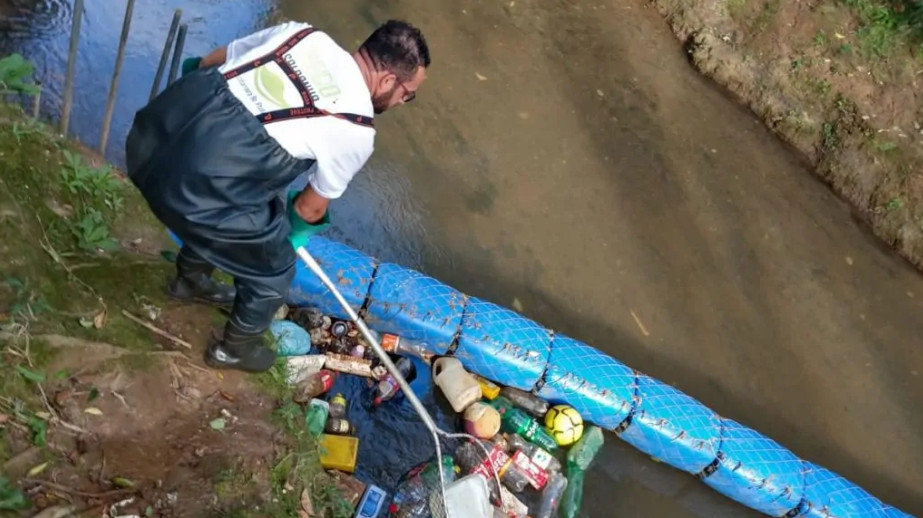 sabervivermais.com - Morador cria uma ecobarreira caseira e retira do rio mais de 5 toneladas de lixo