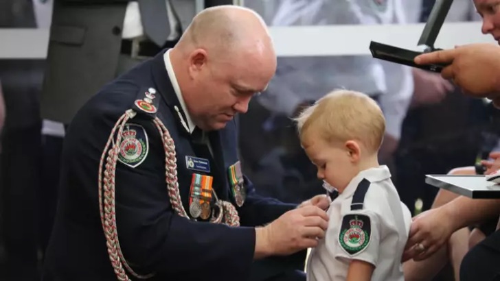 sabervivermais.com - Filho de bombeiro que morreu nos incêndios na Austrália recebe medalha. Um tributo à sua bravura!