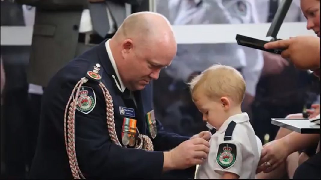 Filho de bombeiro que morreu nos incêndios na Austrália recebe medalha. Um tributo à sua bravura!