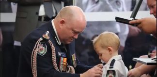 Filho de bombeiro que morreu nos incêndios na Austrália recebe medalha. Um tributo à sua bravura!