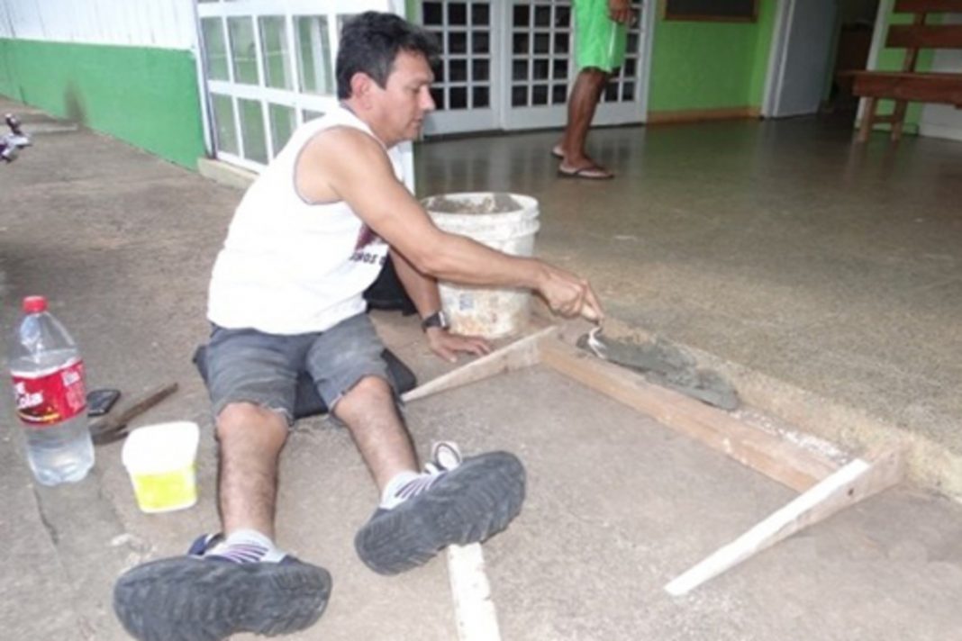 Cadeirante fica revoltado e resolve construir rampa de acesso em órgão público