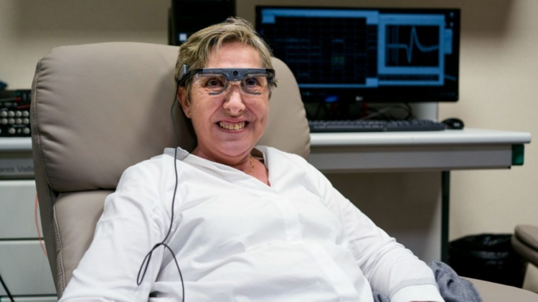 Implante no cérebro faz mulher cega voltar a enxergar: “olho biônico”