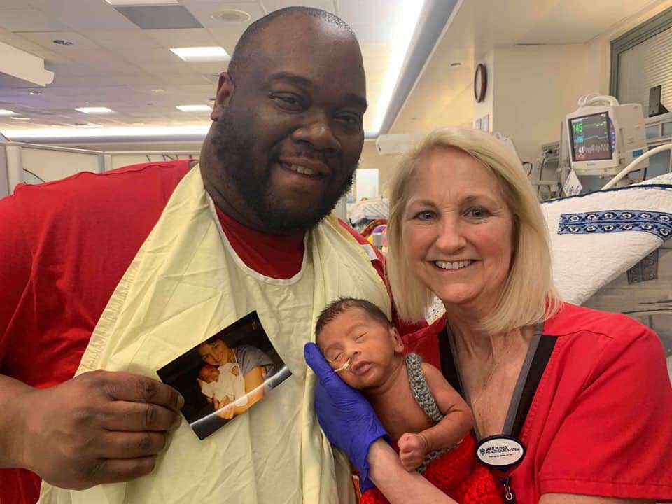 sabervivermais.com - Enfermeira que tratou recém-nascido prematuro também cuidou do pai da criança décadas atrás
