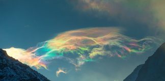 Fotografa russa captura o belo fenômeno da iridescência no céu