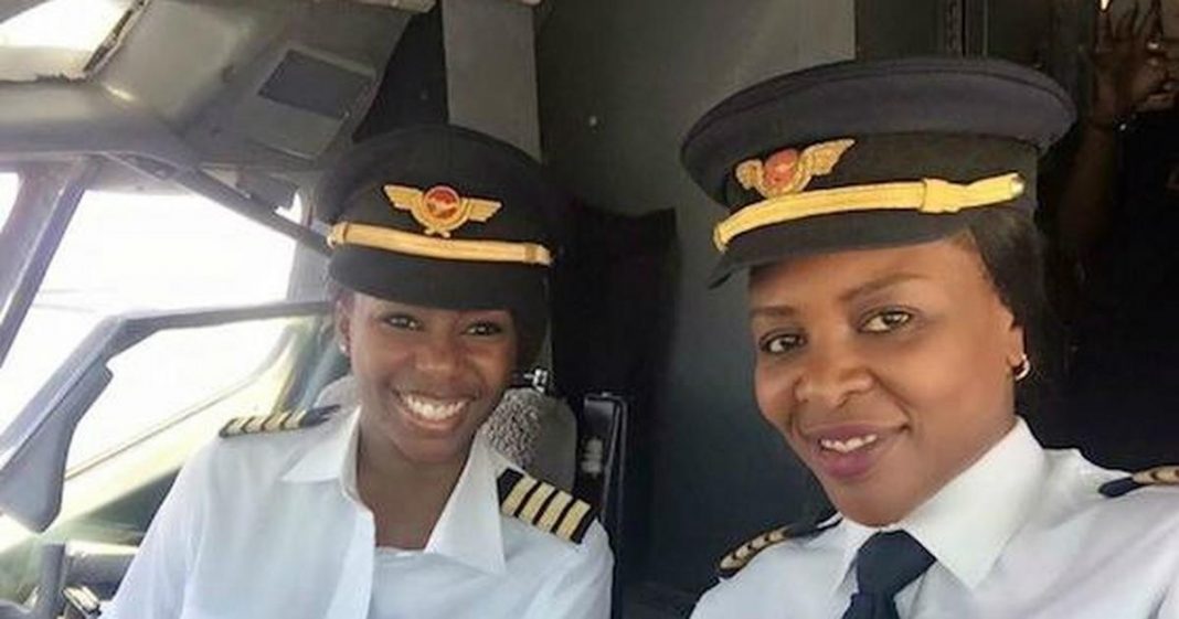 Dupla de mulheres, se tornam as primeiras do mundo a pilotar um Boeing 737