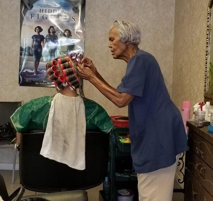 sabervivermais.com - Aos incríveis 101 anos, ela continua trabalhando como cabeleireira em seu salão.
