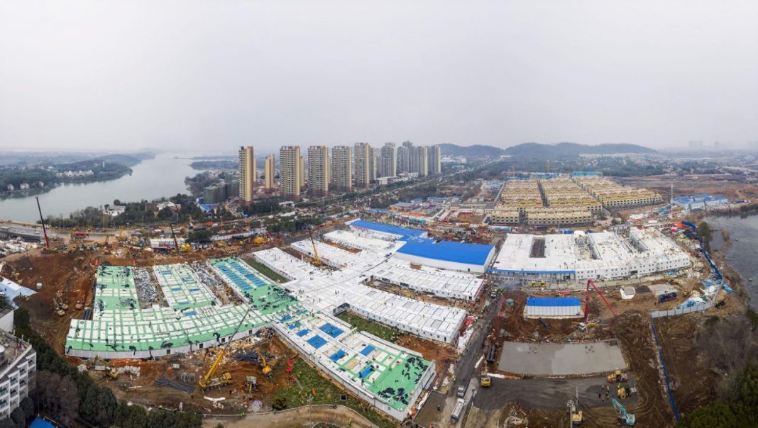 Hospital construído em apenas 10 dias, começa a receber os primeiros pacientes de coronavírus na China