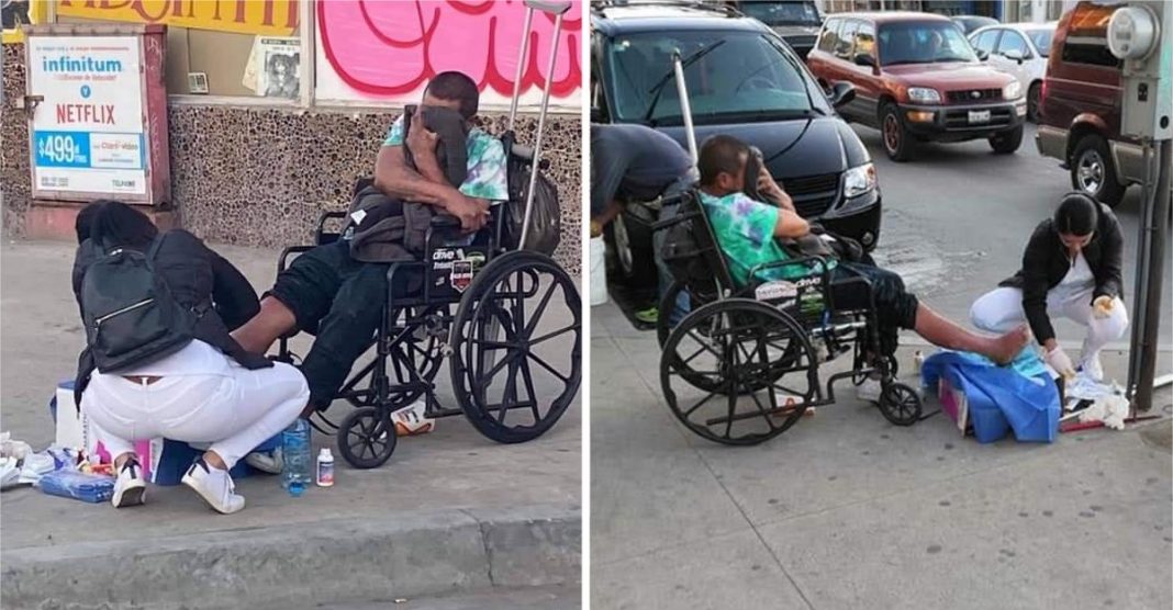 Enfermeira cura as feridas de mendigo na rua: “O cansaço não importa ela só queria ajudar!”