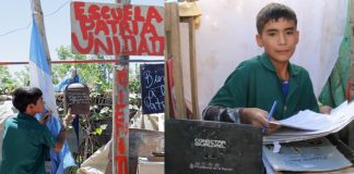 Com apenas 12 anos menino abre uma escola no seu quintal para ajudar outras crianças