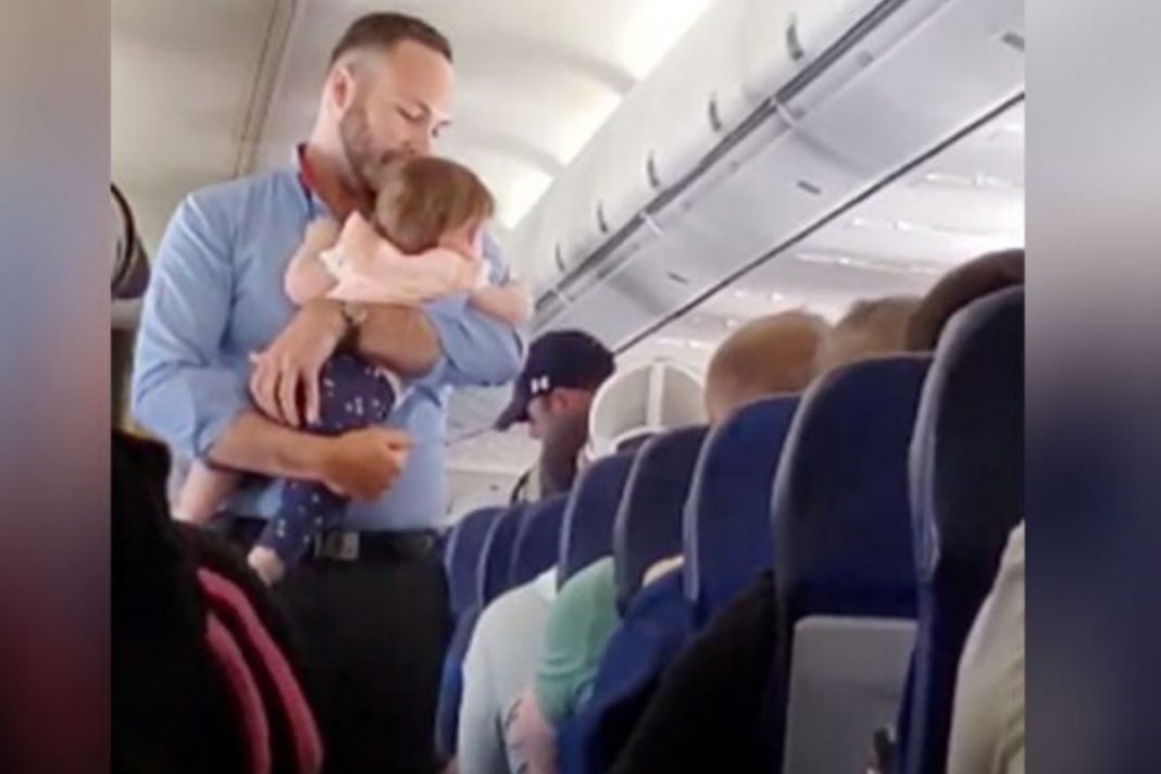 Vídeo de comissário de bordo acalmando bebê viraliza na web