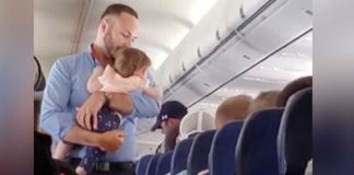 Vídeo de comissário de bordo acalmando bebê viraliza na web