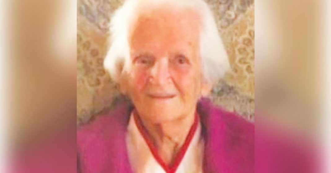 Mulher de 99 anos lê a Bíblia pela 61ª vez: “Deus me mostra algo novo todas as vezes”