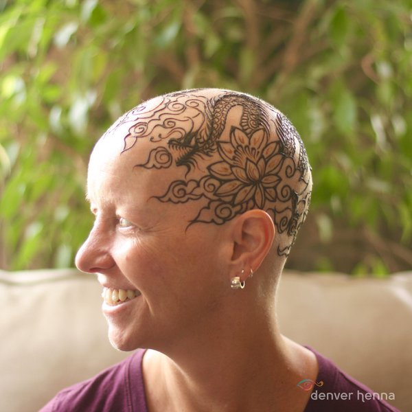 sabervivermais.com - Esta artista cria "coroas de hena" para mulheres com câncer