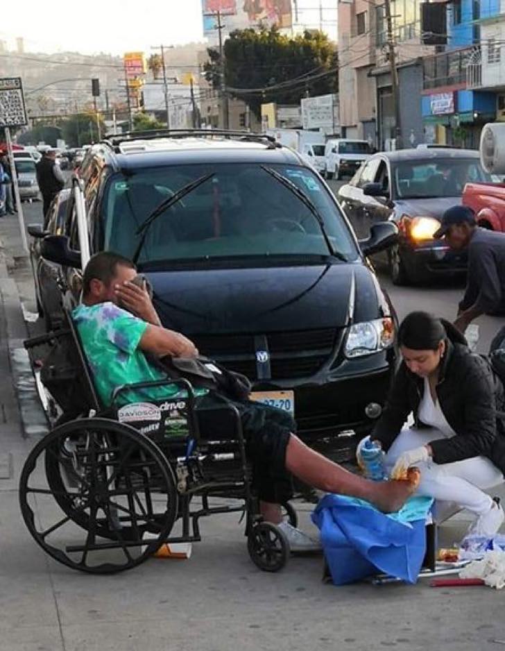 sabervivermais.com - Enfermeira cura as feridas de mendigo na rua: "O cansaço não importa ela só queria ajudar!"