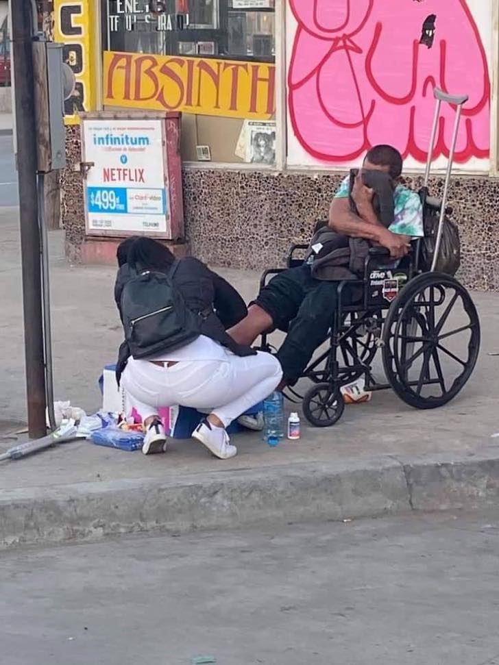 sabervivermais.com - Enfermeira cura as feridas de mendigo na rua: "O cansaço não importa ela só queria ajudar!"