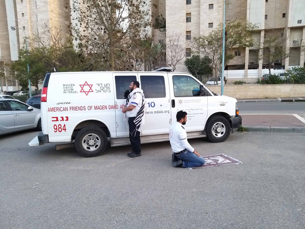 Paramédicos Judeus e Mulçumanos fazem oração juntos pelas pessoas infectadas pelo coronavírus