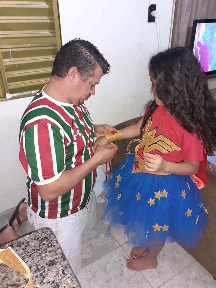 sabervivermais.com - Com muita criatividade, amor e sem dinheiro, pai faz fantasia de Mulher Maravilha para a filha