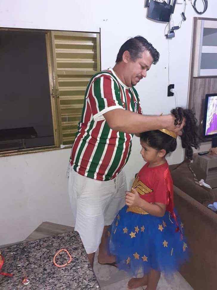 sabervivermais.com - Com muita criatividade, amor e sem dinheiro, pai faz fantasia de Mulher Maravilha para a filha