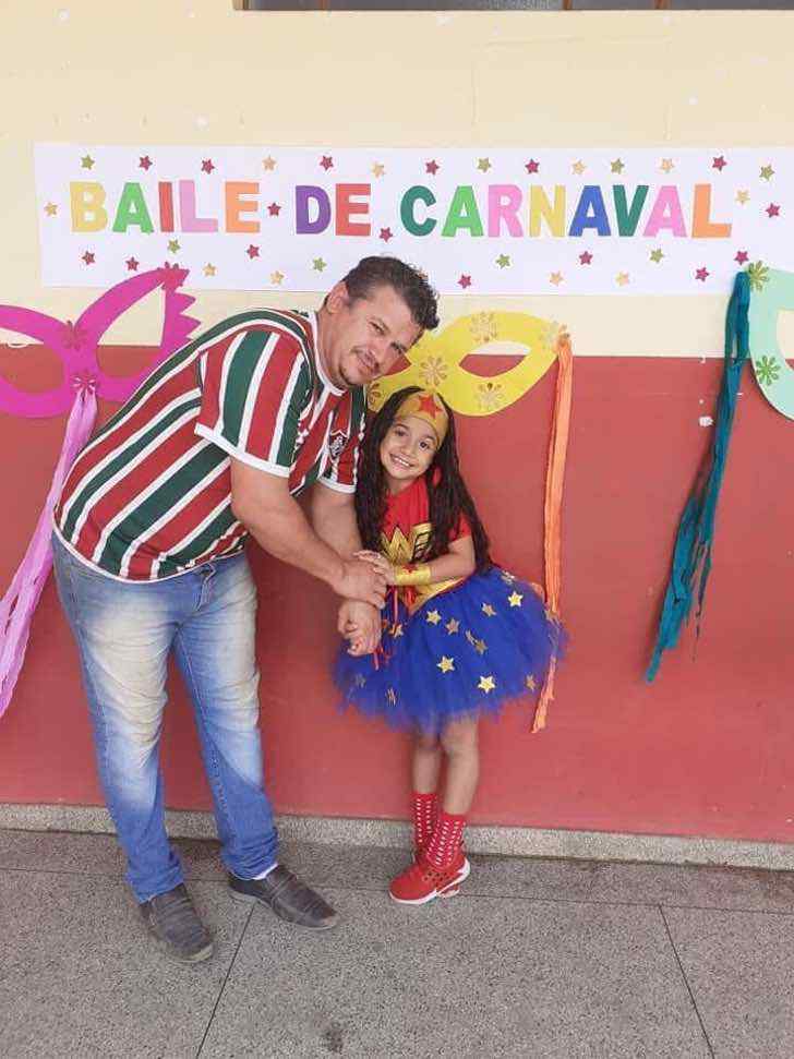 sabervivermais.com - Com muita criatividade, amor e sem dinheiro, pai faz fantasia de Mulher Maravilha para a filha