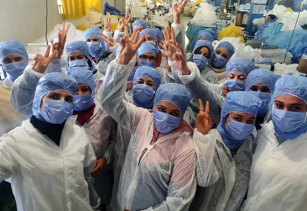 Na Tunísia, um grupo de trabalhadores isolou-se numa fábrica para produzir máscaras de proteção