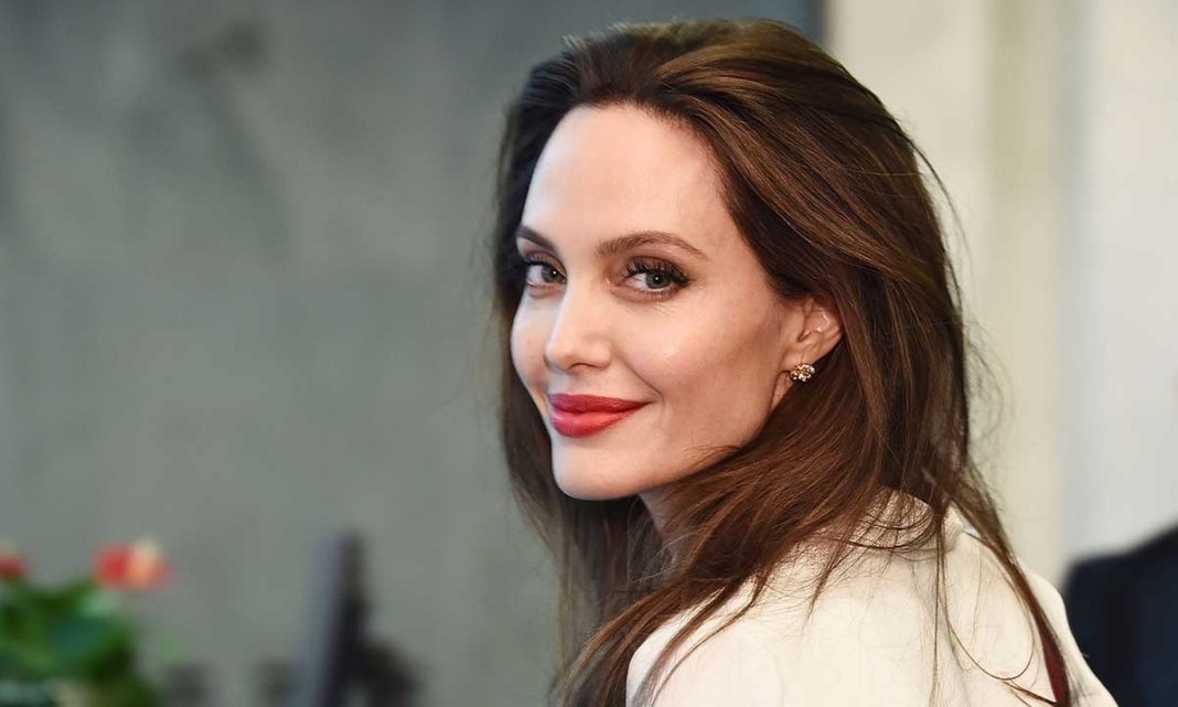A atriz Angelina Jolie doa US$1 milhão para manter a merenda de alunos durante quarentena
