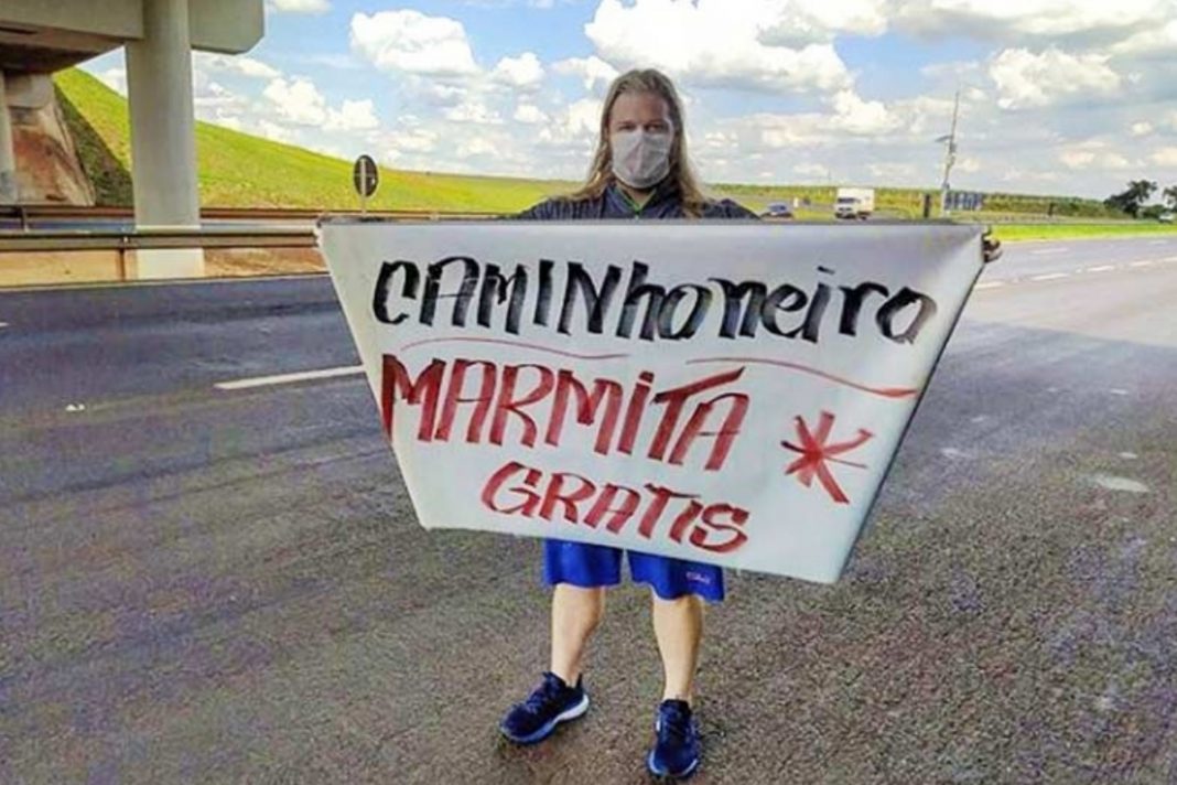 Brasileiro vestido de Thor, faz doação de marmitas para caminhoneiros na estrada