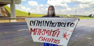 Brasileiro vestido de Thor, faz doação de marmitas para caminhoneiros na estrada