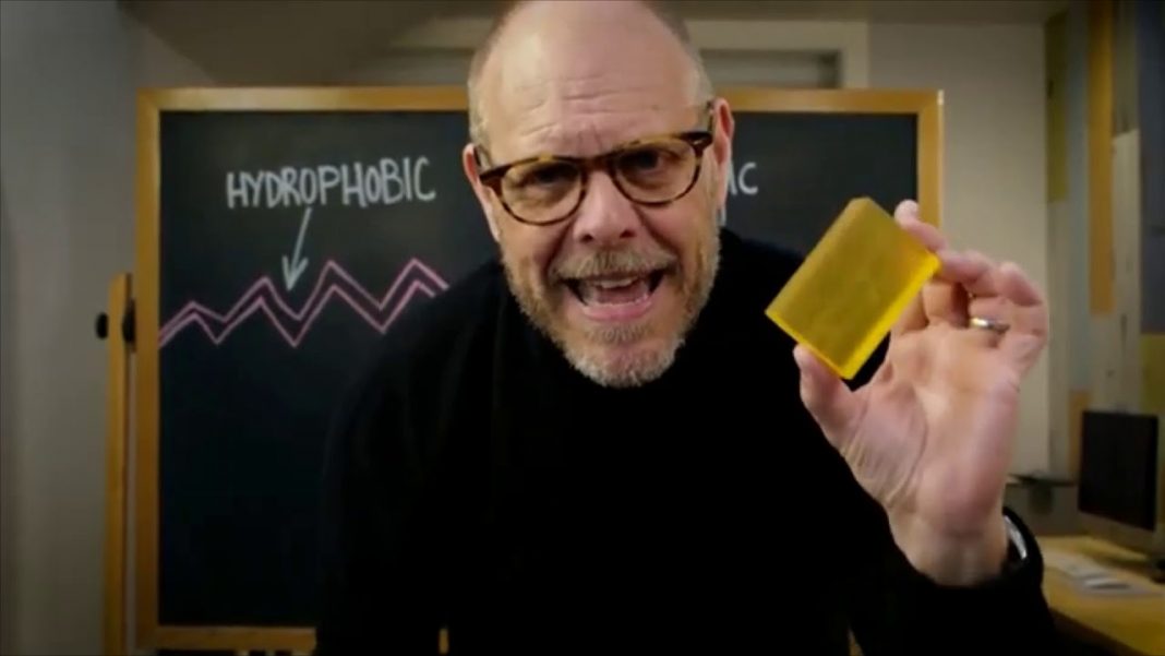 Alton Brown explica por que o sabão é melhor que o desinfetante para as mãos em um divertido tutorial de lavagem das mãos