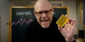 Alton Brown explica por que o sabão é melhor que o desinfetante para as mãos em um divertido tutorial de lavagem das mãos