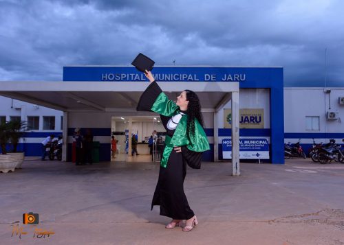 sabervivermais.com - "Com esse dinheiro paguei a faculdade": Com o rodo na mão zeladora se forma