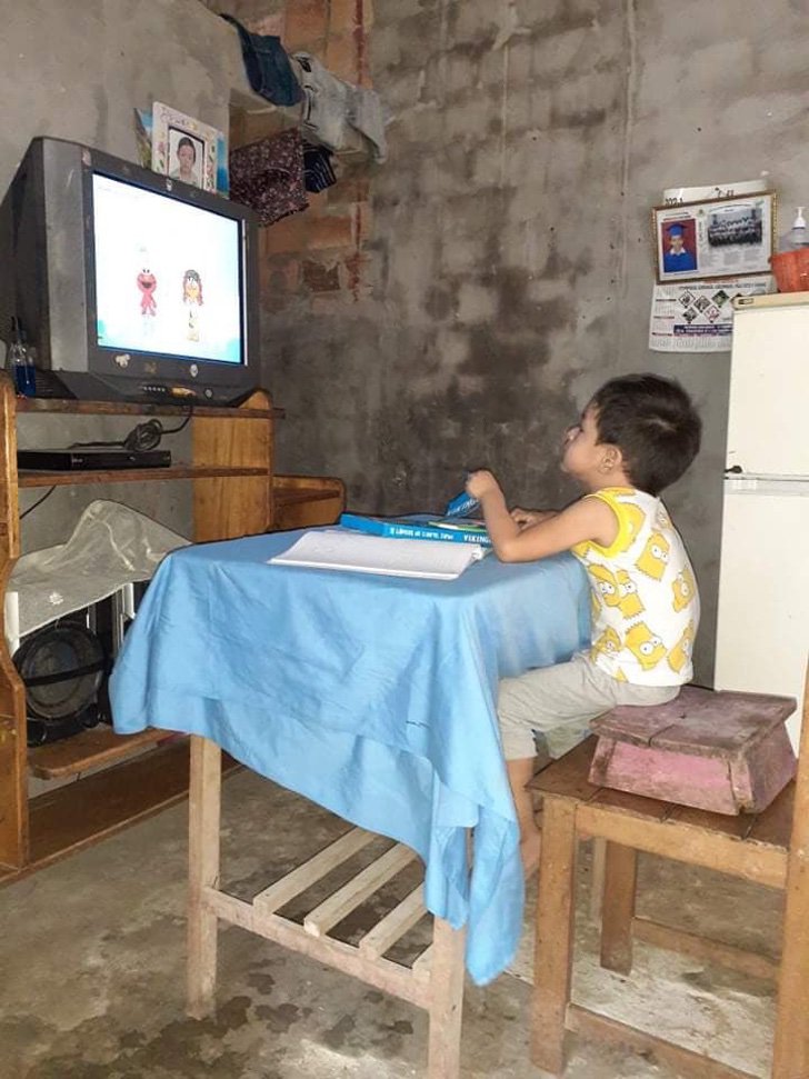 sabervivermais.com - Menina é pega vestindo seu uniforme para participar de aulas virtuais. Ela não perde formalidade