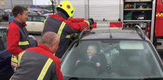 Bombeiros tentam libertar bebê do carro e o pequeno se diverte com a situação