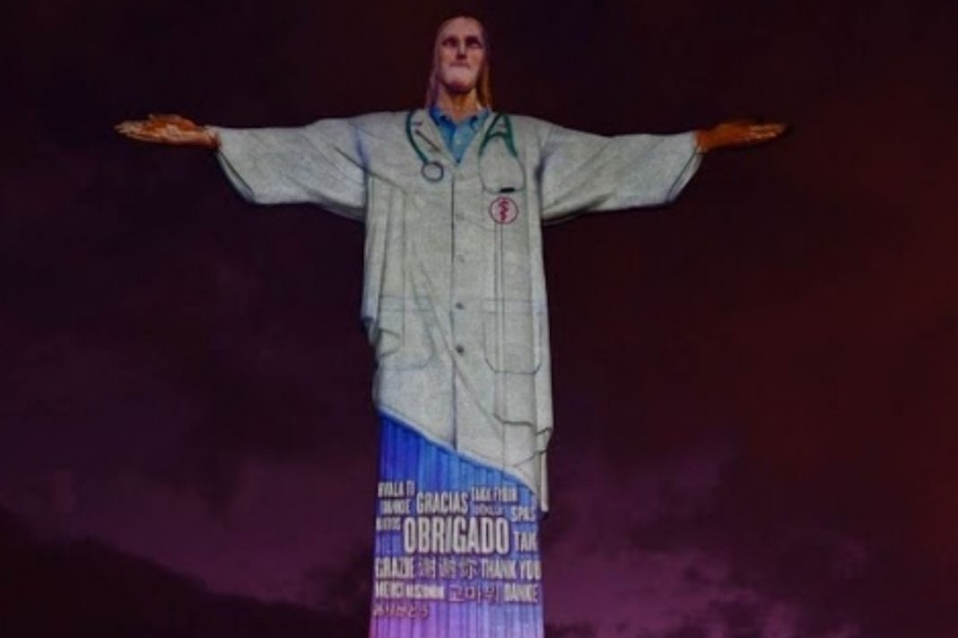 Em homenagem aos profissionas de saúde, o Cristo Redentor ‘veste’ jaleco branco. Assita ao vídeo!