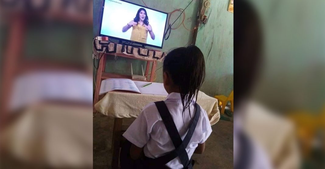 Menina é pega vestindo seu uniforme para participar de aulas virtuais. Ela não perde formalidade