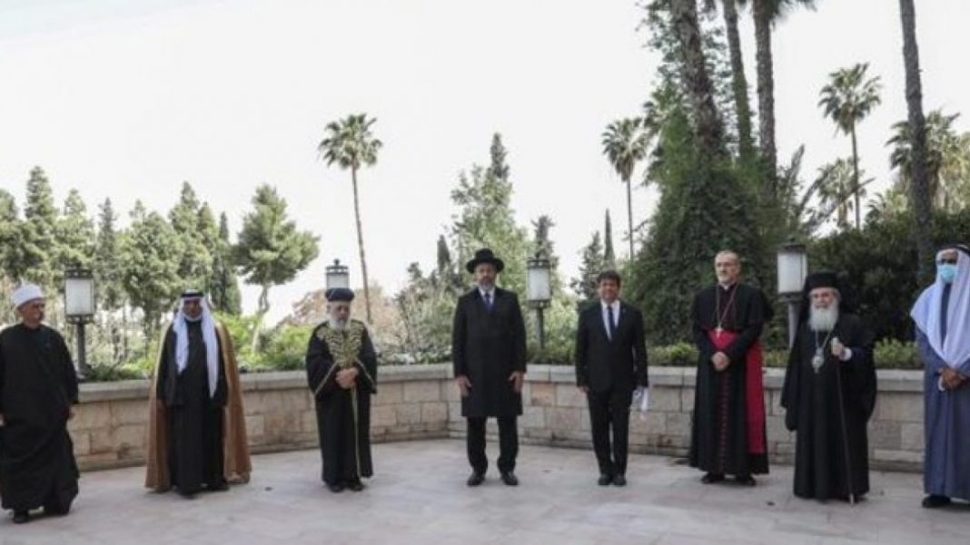 Judeus, cristãos e muçulmanos rezam juntos pela primeira vez em Jerusalém. A União faz a força