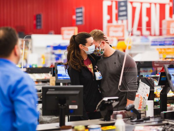 sabervivermais.com - Rede de Supermercados faz uma linda surpresa aos profissionais da saúde: Zerando a conta no caixa