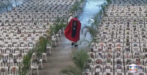 sabervivermais.com - Padre Marcelo emociona ao celebrar missa com fotos de profissionais de saúde sobre cadeiras vazias